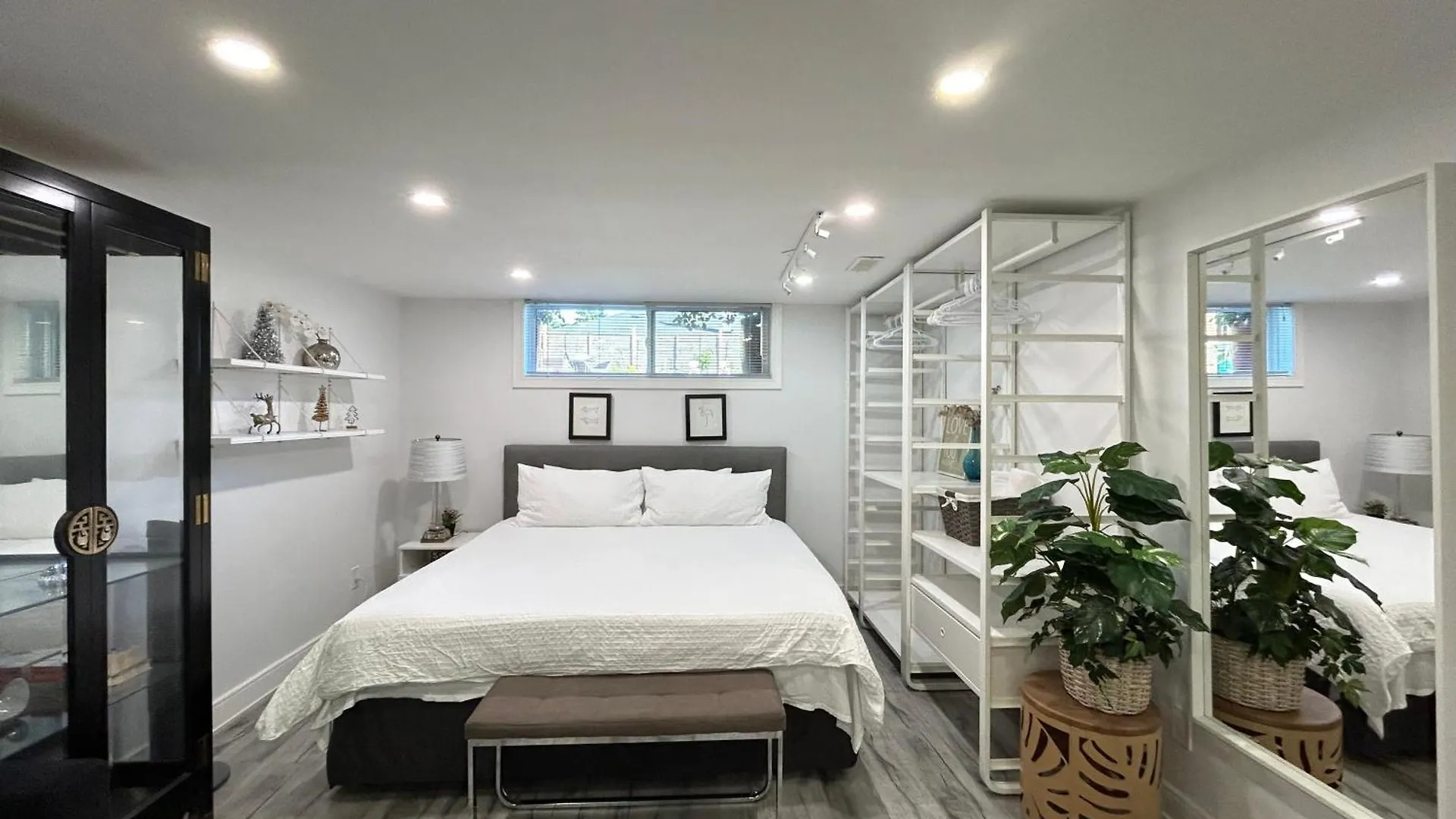 Modern Lux Family Rooms - Kingbed - Near Sheppard W Station Toronto Homestay