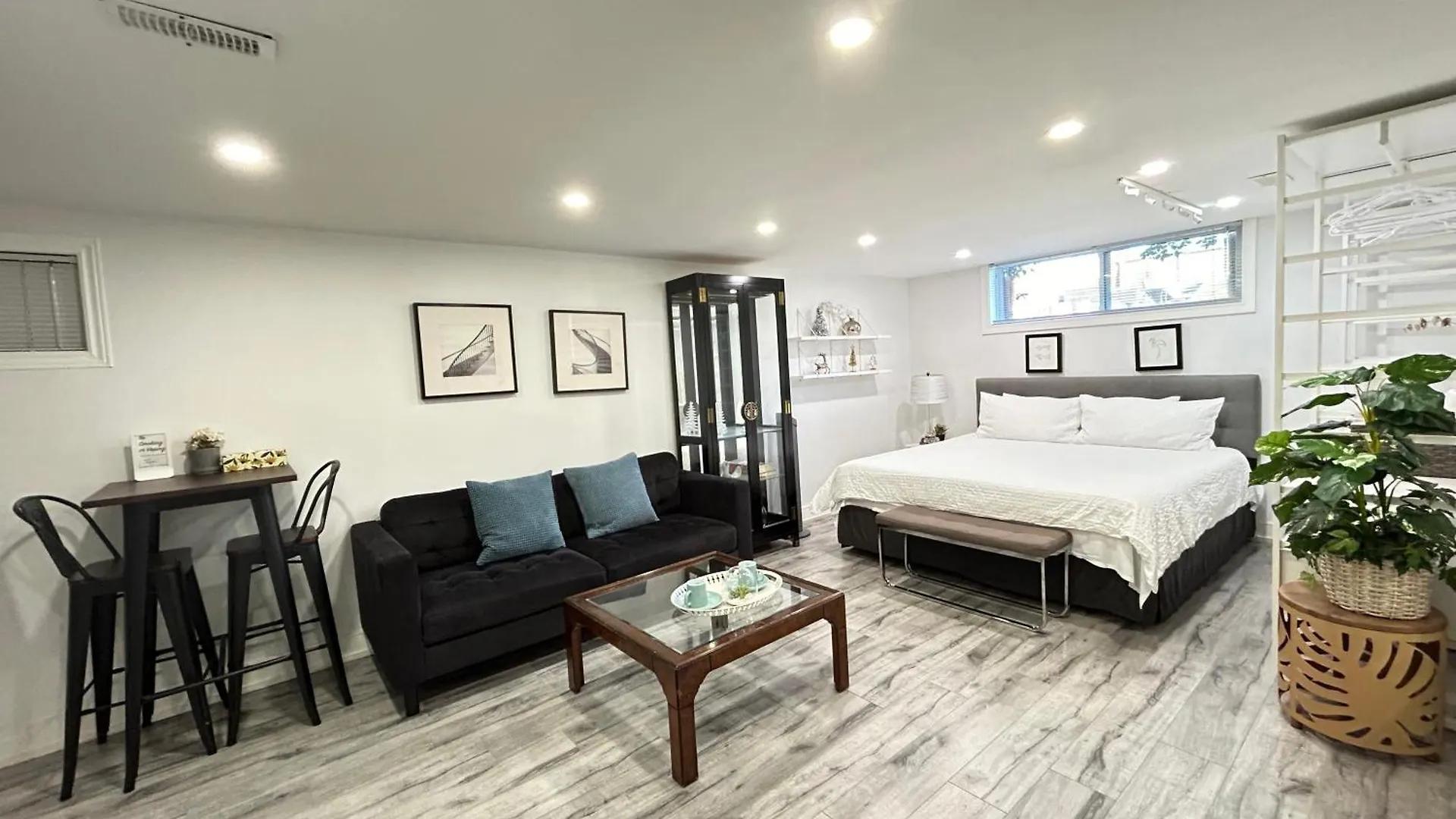 Modern Lux Family Rooms - Kingbed - Near Sheppard W Station Toronto