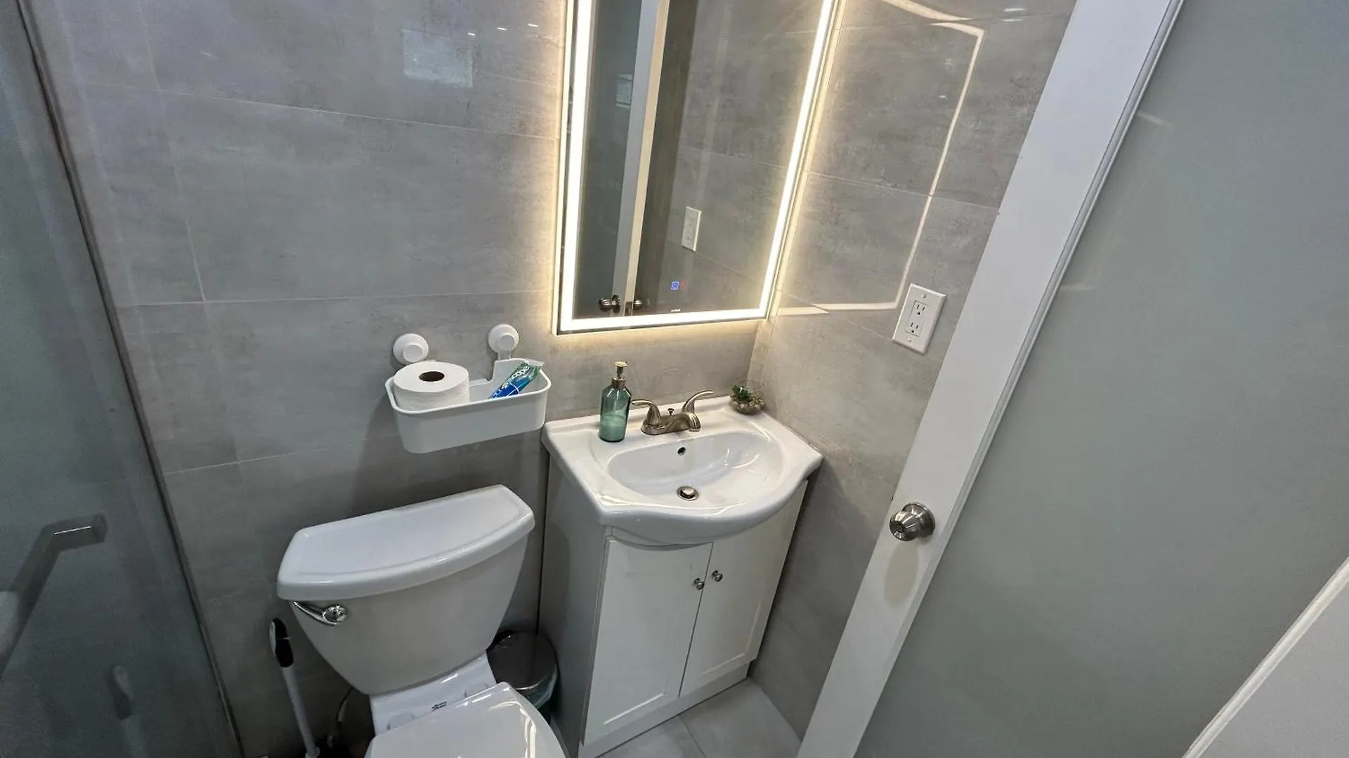 Homestay Modern Lux Family Rooms - Kingbed - Near Sheppard W Station Toronto Canada