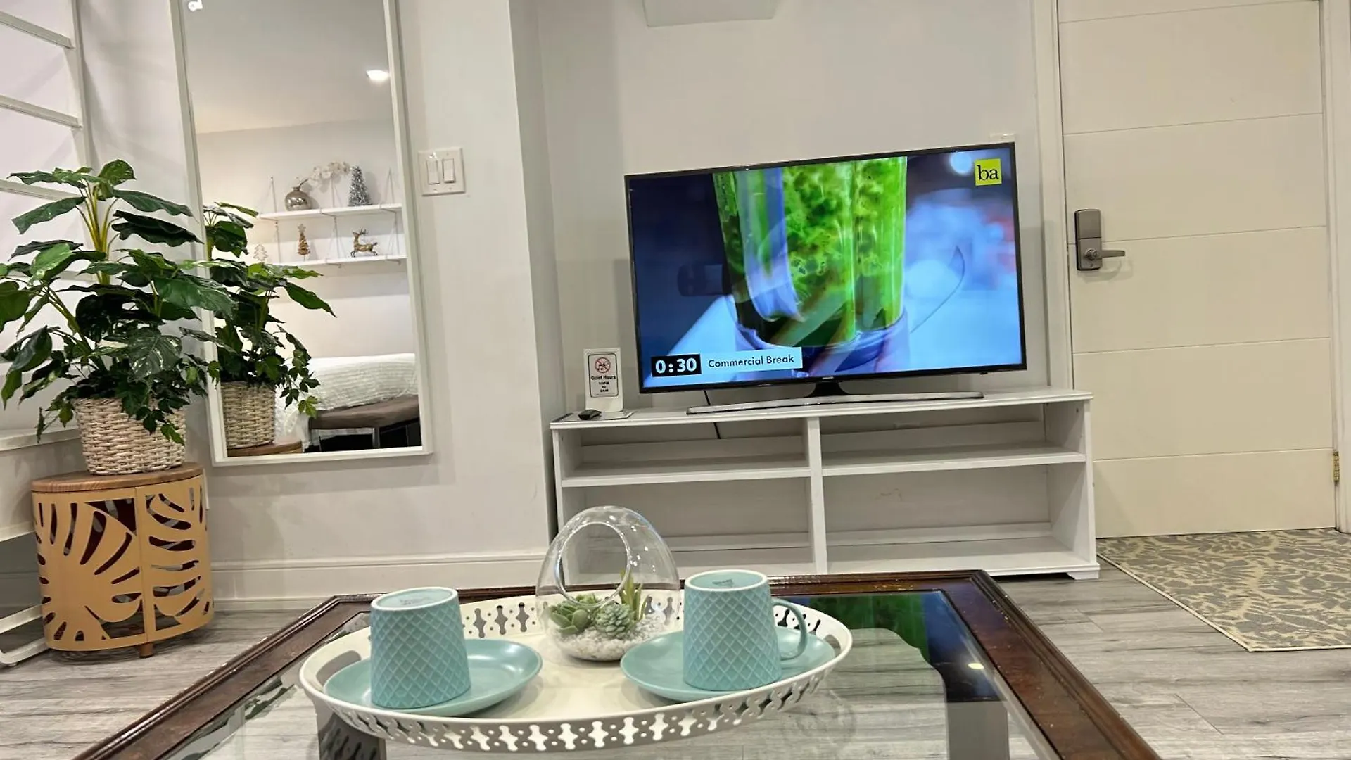 Modern Lux Family Rooms - Kingbed - Near Sheppard W Station Toronto