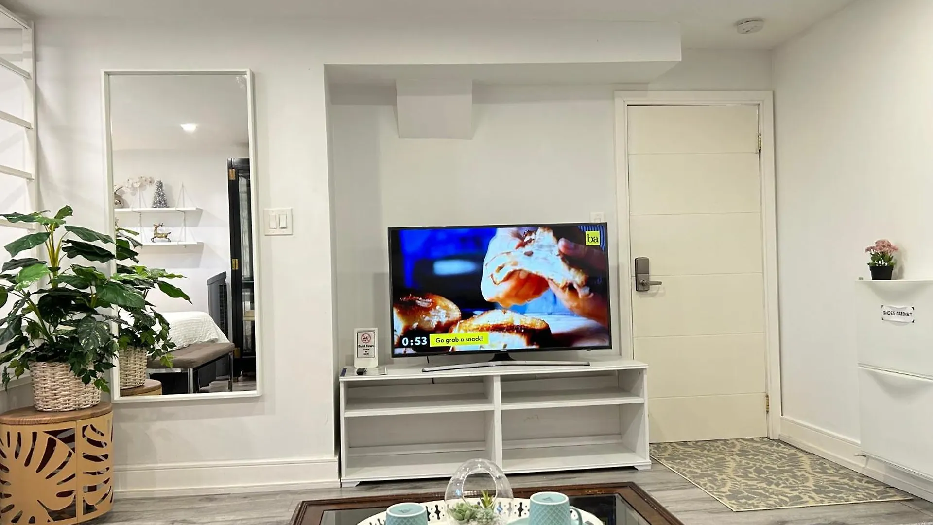 Modern Lux Family Rooms - Kingbed - Near Sheppard W Station Toronto