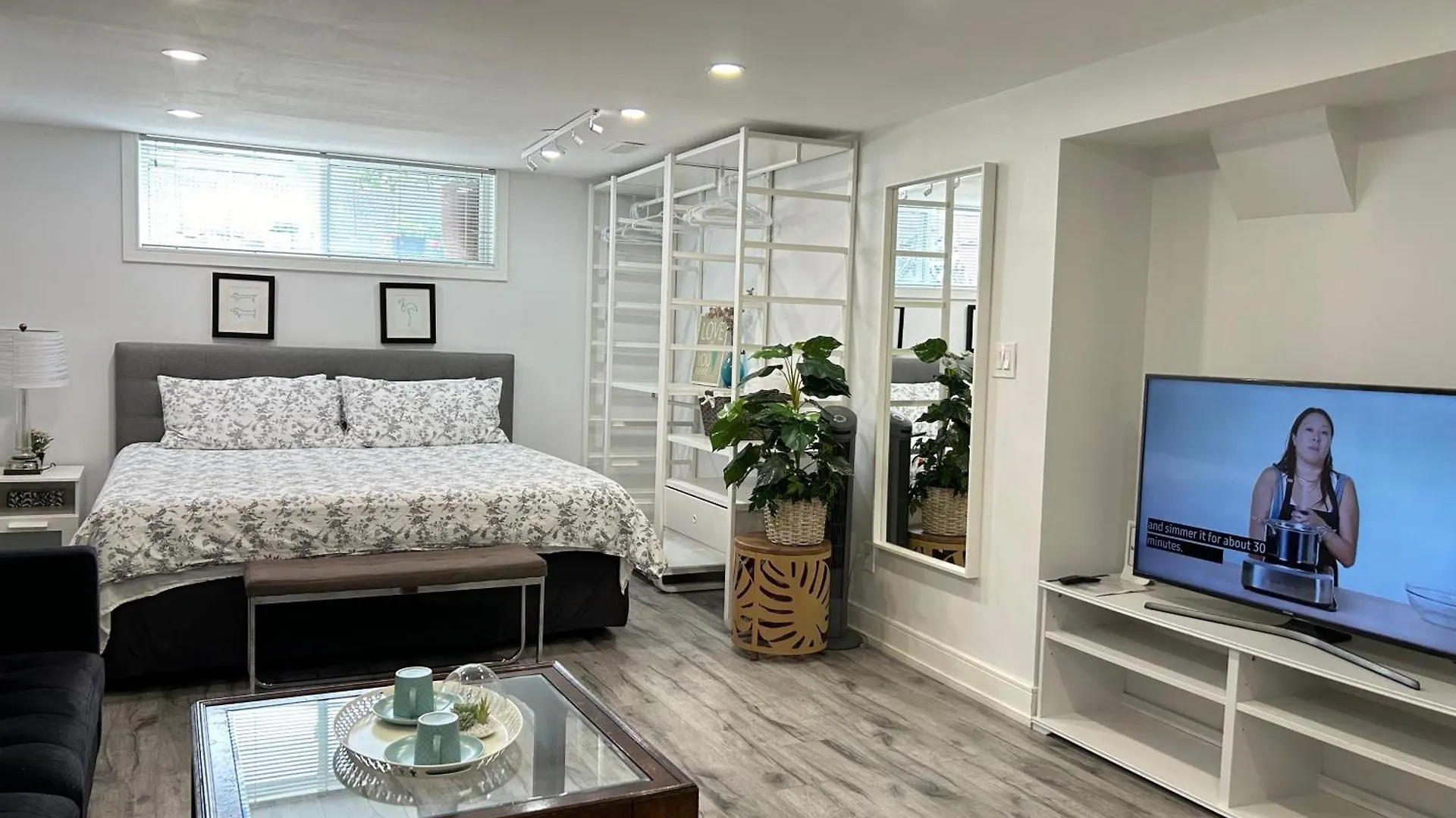 Modern Lux Family Rooms - Kingbed - Near Sheppard W Station Toronto Homestay