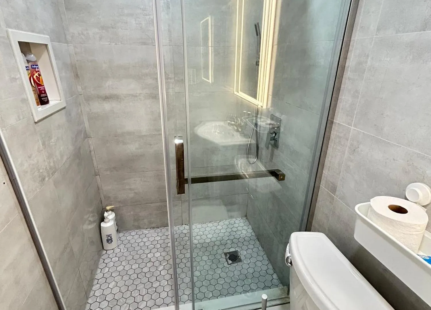 Homestay Modern Lux Family Rooms - Kingbed - Near Sheppard W Station Toronto