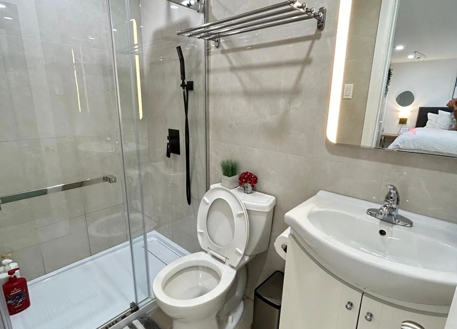 Modern Lux Family Rooms - Kingbed - Near Sheppard W Station Toronto Homestay