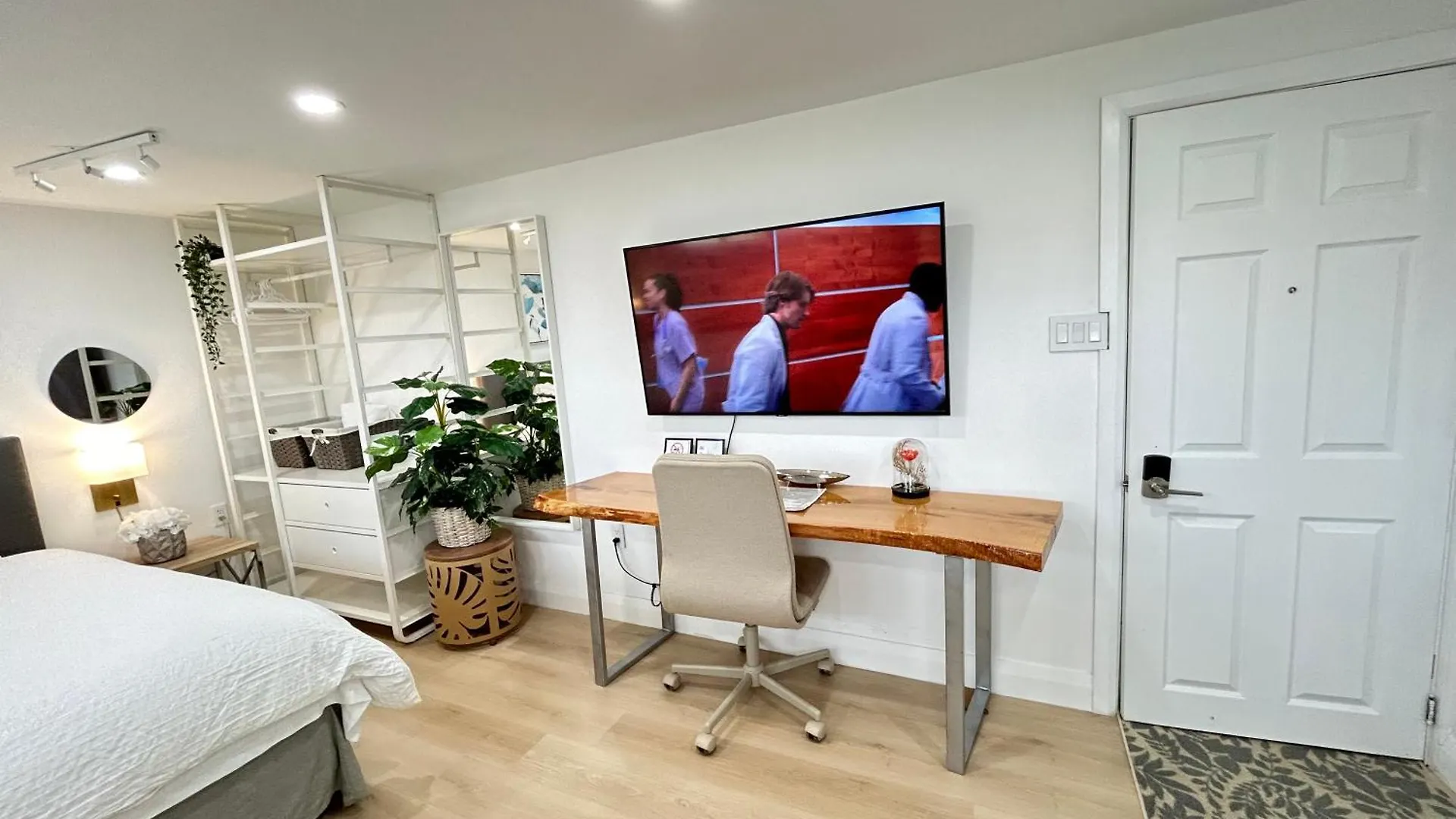 Modern Lux Family Rooms - Kingbed - Near Sheppard W Station Toronto