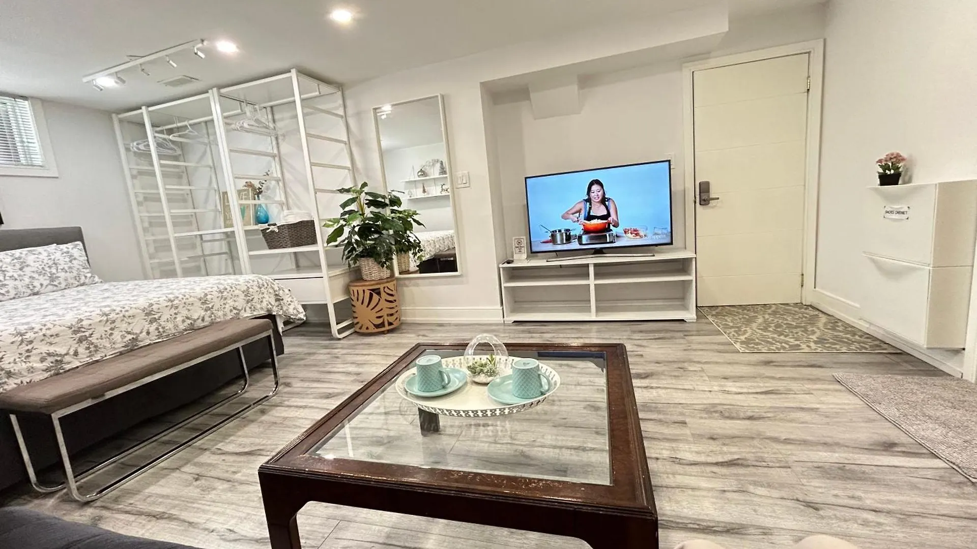 Homestay Modern Lux Family Rooms - Kingbed - Near Sheppard W Station Toronto Canada