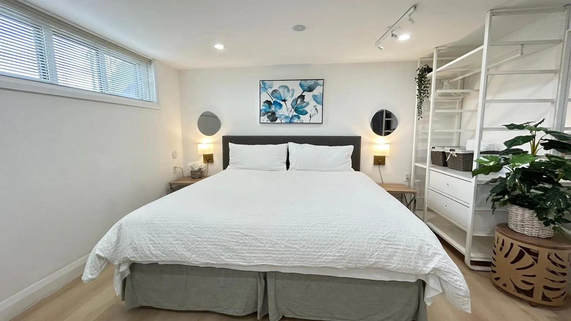 Modern Lux Family Rooms - Kingbed - Near Sheppard W Station Toronto