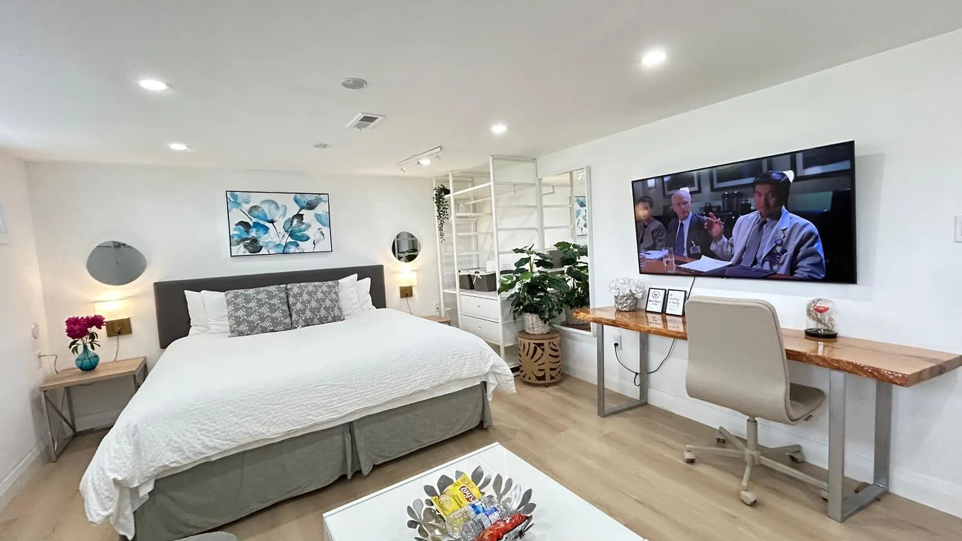 Modern Lux Family Rooms - Kingbed - Near Sheppard W Station Toronto