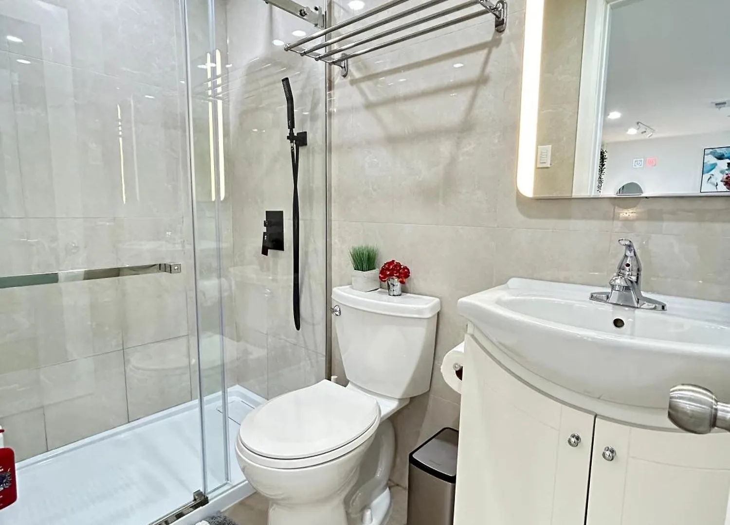 Modern Lux Family Rooms - Kingbed - Near Sheppard W Station Toronto