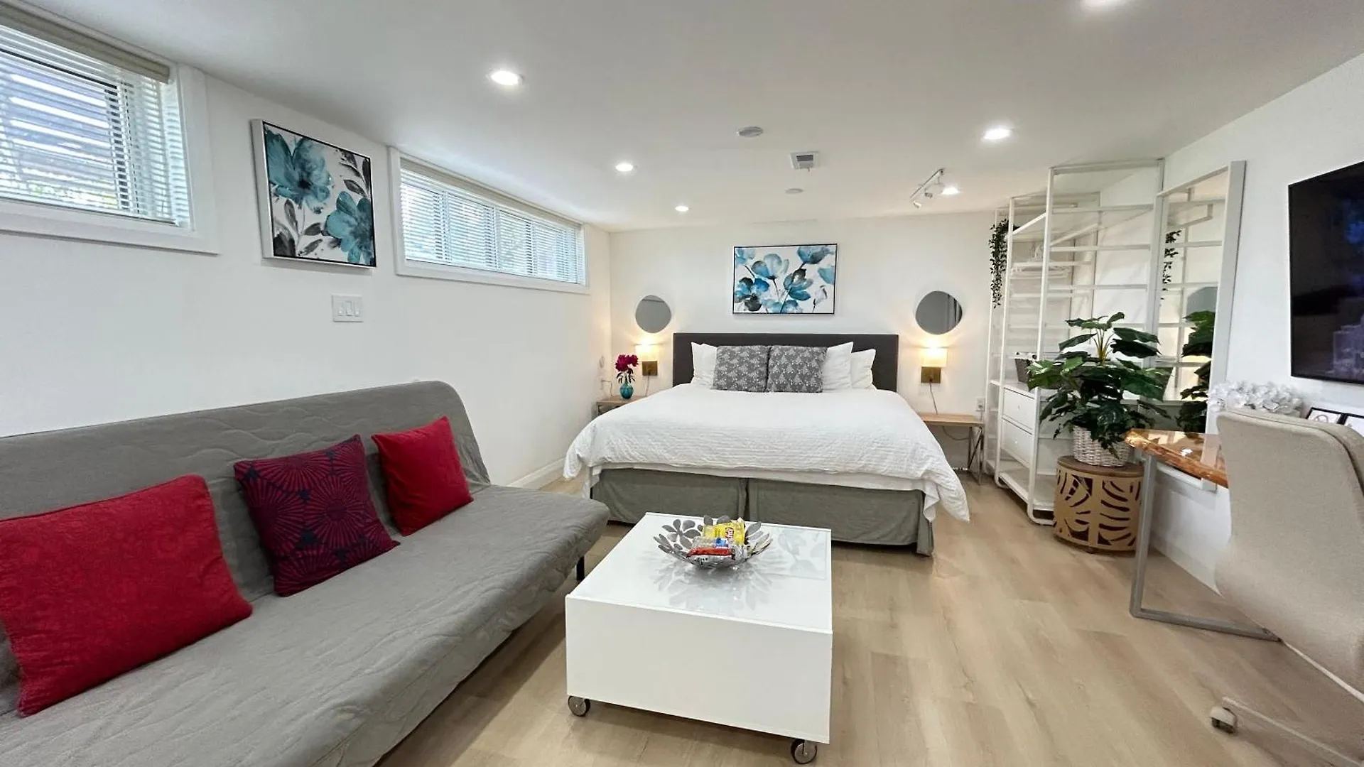 Modern Lux Family Rooms - Kingbed - Near Sheppard W Station Toronto Homestay