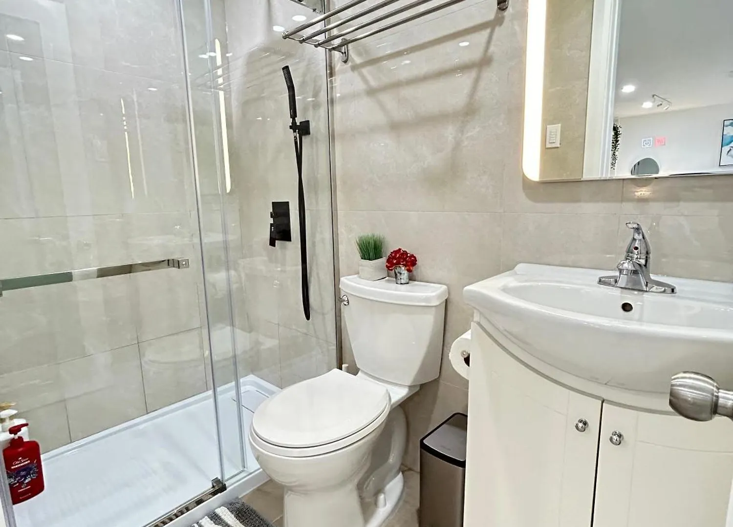 Homestay Modern Lux Family Rooms - Kingbed - Near Sheppard W Station Toronto